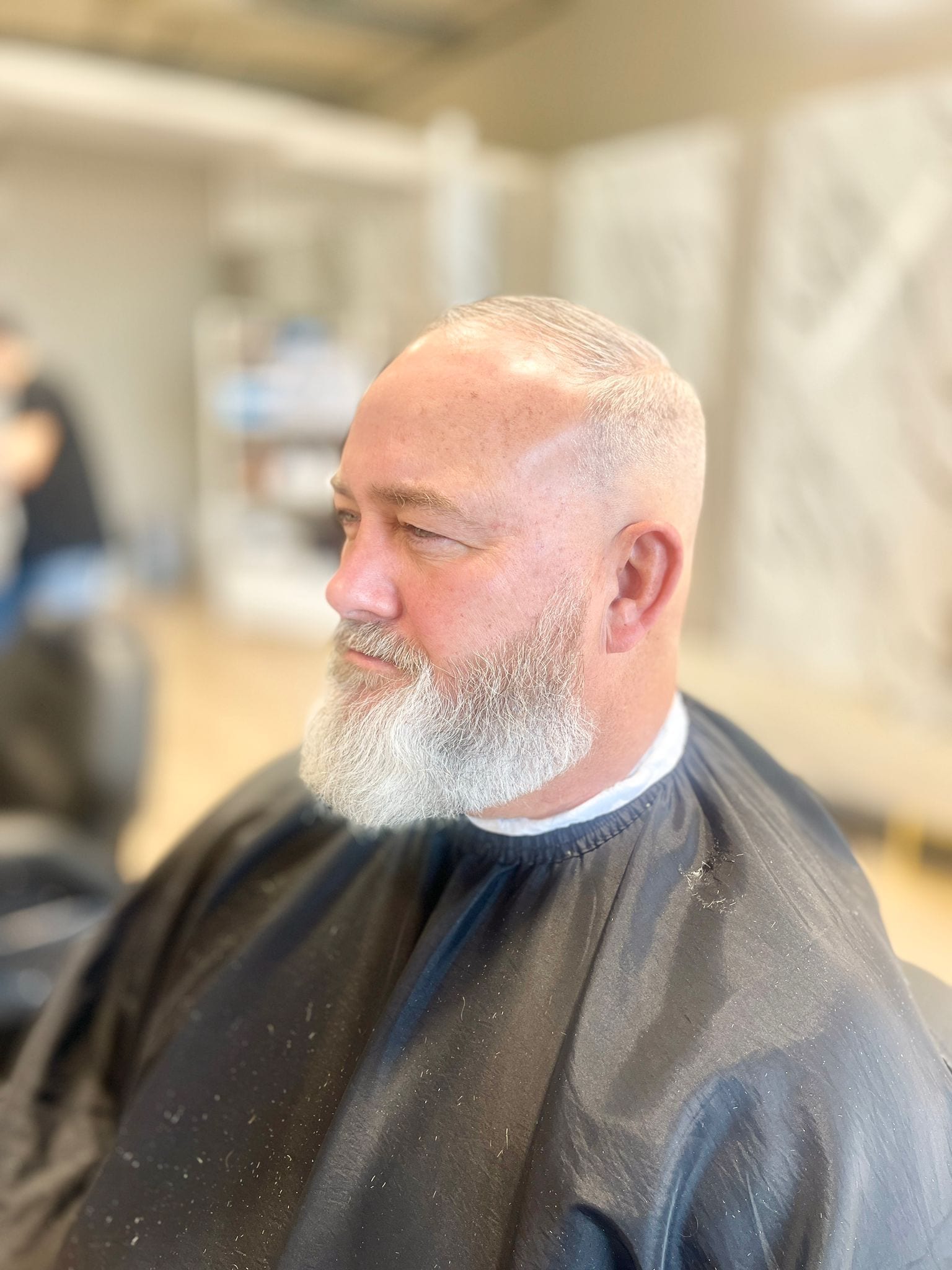 Shaping a full beard with clippers